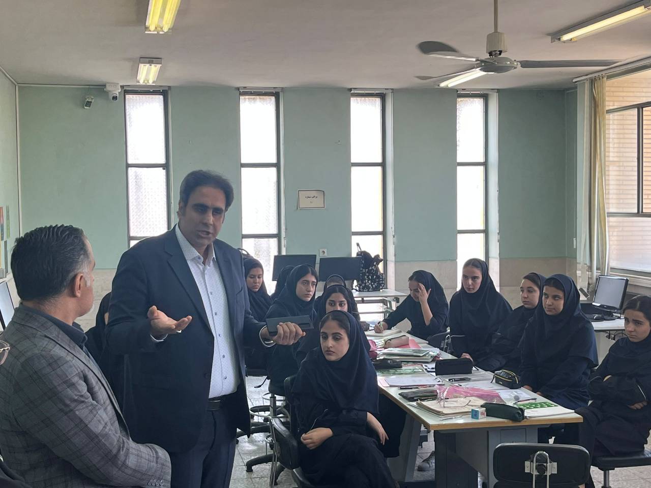 بازدید رئیس انجمن طلا و جواهر از دو مجموعه آموزشی / هنرستان حلبیان به عنوان واحد مرجع انتخاب شد